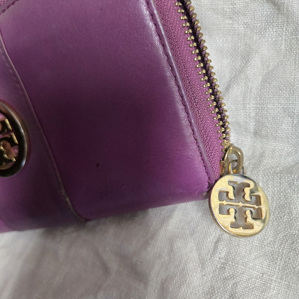 Tory Burch Zip around wallet in Fusia color - Picture 3 of 13